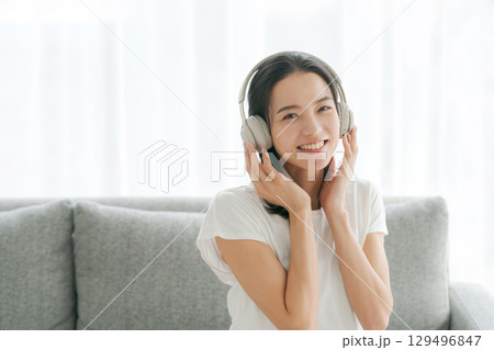 スマホで音楽を聴く女性 129496847