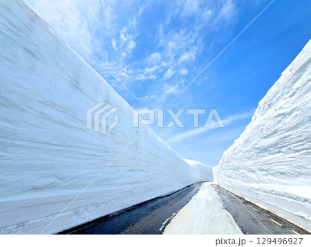 Tateyama Kurobe Alpine Route, with snow wall and blue sky in Nagoya Japan Tateyama Kurobe Alpine Route, with snow wall and blue sky in Nagoya Japan 129496927