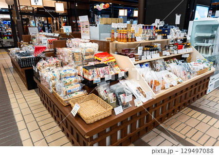 JR越後湯沢駅　がんぎどおりでお土産を物色　新潟県南魚沼郡湯沢町 129497088