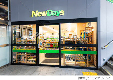 JR越後湯沢駅　NewDaysミニ 越後湯沢1号でショッピング　新潟県南魚沼郡湯沢町 129497092