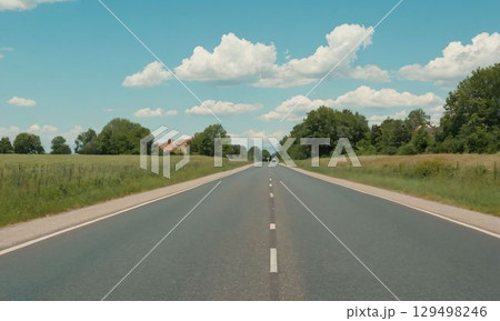 まっすぐな道 129498246