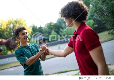 Friends spending time together in the park and looking joyful 129498496
