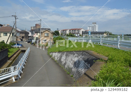 住宅街の川のある風景 129499182