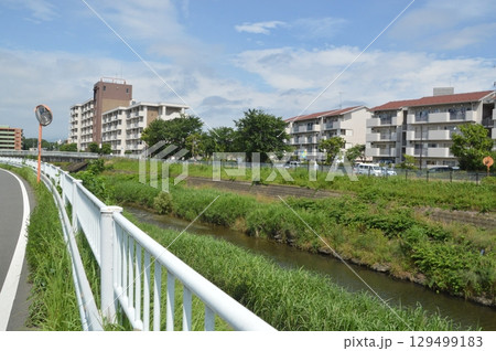 住宅街の川のある風景 129499183