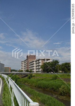 住宅街の川のある風景 住宅街の川のある風景 129499185