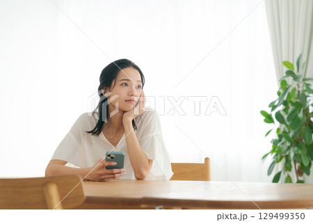 悩む表情の30代女性 悩む表情の30代女性 129499350