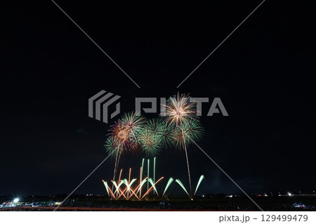 夜空に打ちあがる花火 夜空に打ちあがる花火 129499479