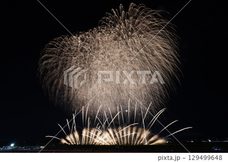 夜空に咲く大輪の花火 129499648