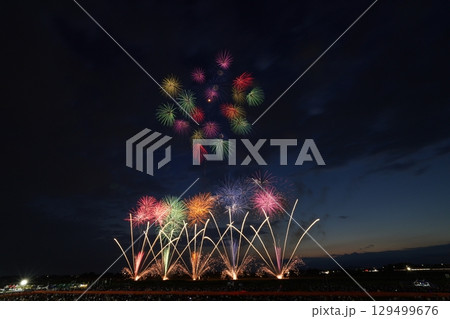 夜空に打ちあがる花火 夜空に打ちあがる花火 129499676