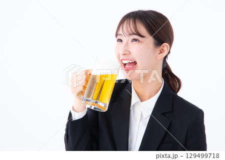 ビールを飲む若い女性 ビールを飲む若い女性 129499718