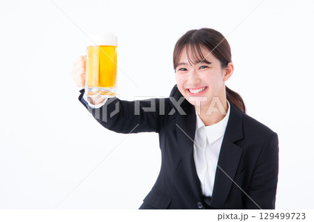 ビールを飲む若い女性 129499723