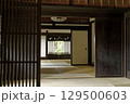 古い農家の扉 129500603