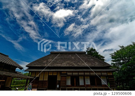 夏空に映える古い農家 129500606