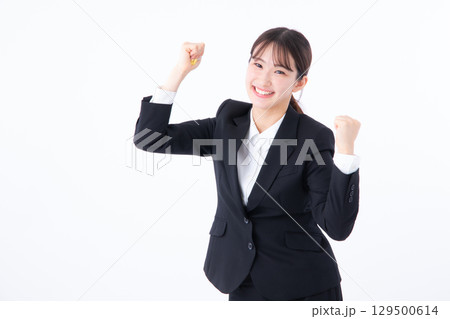 ガッツポーズする若い女性 129500614