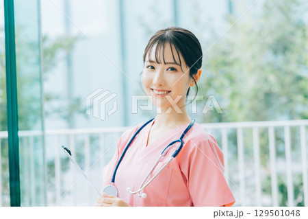 笑顔の女性看護師 129501048