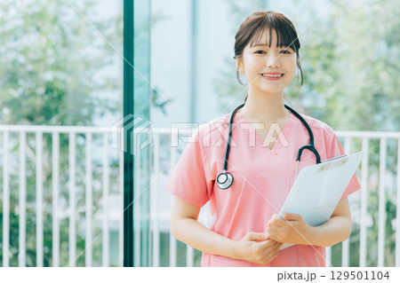 笑顔の女性看護師 笑顔の女性看護師 129501104