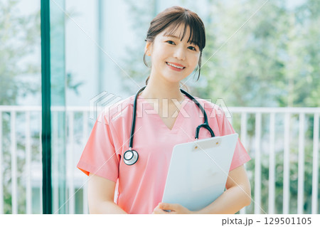 笑顔の女性看護師 笑顔の女性看護師 129501105
