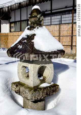 灯篭の上に雪が積もっている観光地の風景 灯篭の上に雪が積もっている観光地の風景 129501316