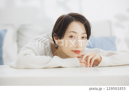 部屋でリラックスするミドル女性 129501855
