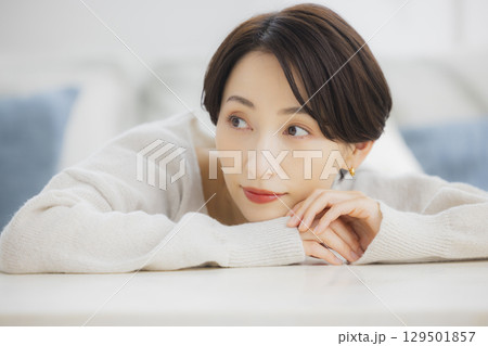 部屋でリラックスするミドル女性 129501857