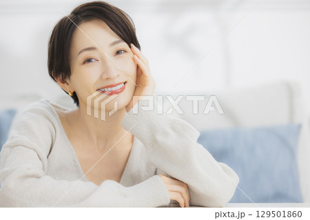 部屋でリラックスするミドル女性 129501860