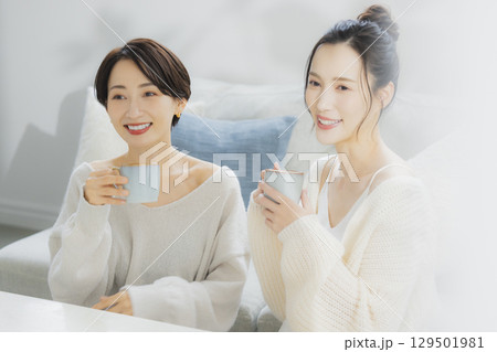 部屋でホットコーヒーを飲む女性 129501981