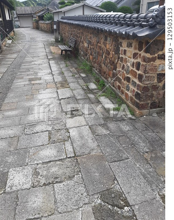 石畳の続く石畳 トンバイ塀 道 石畳の続く石畳 トンバイ塀 道 129503153