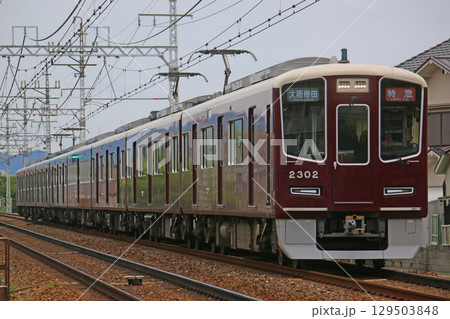 阪急京都線を走行する車両 129503848
