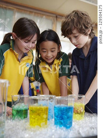 kids participating in science club experiment...のイラスト素材 [129504175] - PIXTA