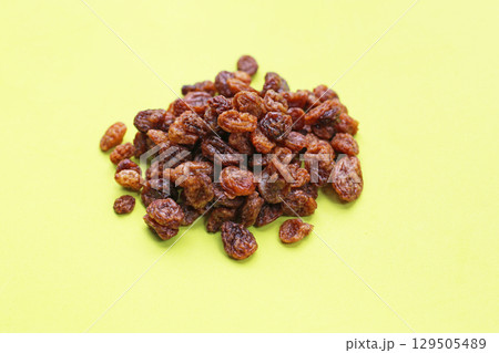 Dried golden raisins, Australian-dried fruits sultanas, sweet and chewy. 129505489