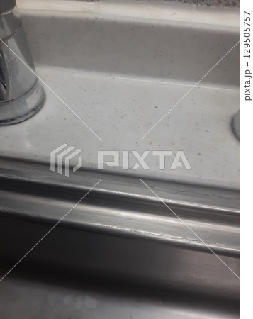 シンクタイルの汚れ　白いタイル 129505757