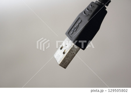 斜めからクローズアップしたUSB端子 斜めからクローズアップしたUSB端子 129505802