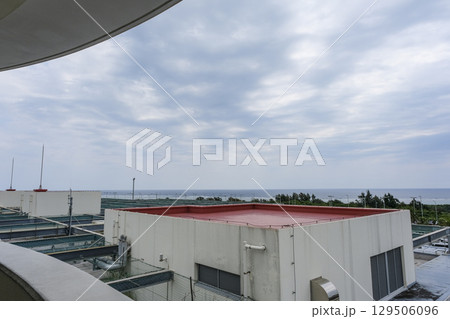 石垣空港の展望台から眺める南シナ海 129506096
