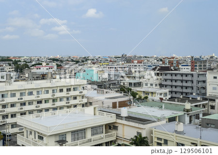 石垣島の市街地を見渡す 129506101
