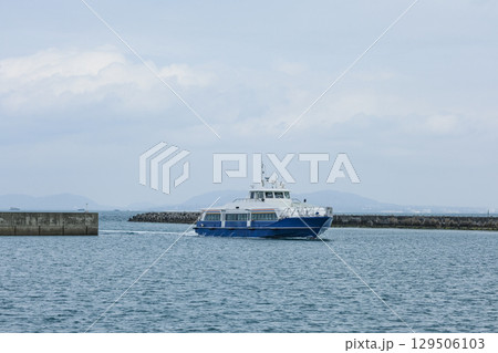 小浜島の小浜港へ入港する高速船 小浜島の小浜港へ入港する高速船 129506103