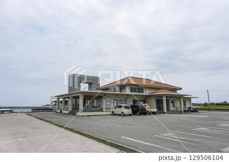 八重山諸島の一つである小浜島の客船ターミナル 八重山諸島の一つである小浜島の客船ターミナル 129506104