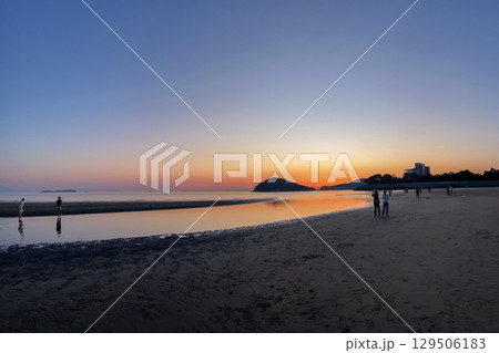 日没直後の父母ヶ浜（香川県） 129506183