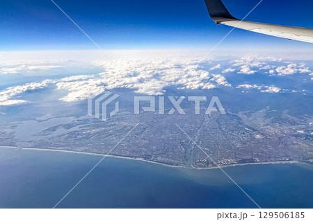上空から観る天竜川と浜名湖（静岡県） 129506185