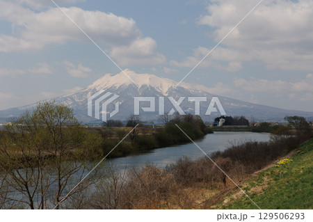 春の土手から観る岩木山（青森県） 129506293