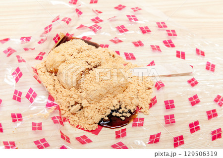 山梨県の銘菓、信玄餅 129506319