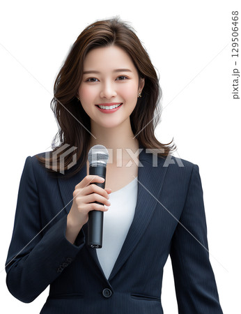 笑顔でマイクを持つ女性ビジネスパーソンのポートレート 129506468