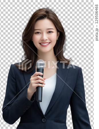 笑顔でマイクを持つ女性ビジネスパーソンのポートレート 129506468
