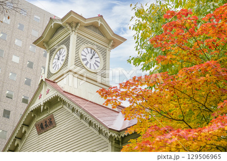 秋の札幌時計台 129506965