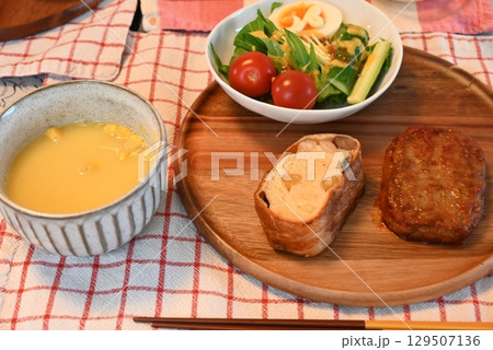 健康的な栄養バランスの摂れた食事 健康的な栄養バランスの摂れた食事 129507136