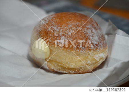 生クリームがたっぷり詰まった揚げパン 129507203