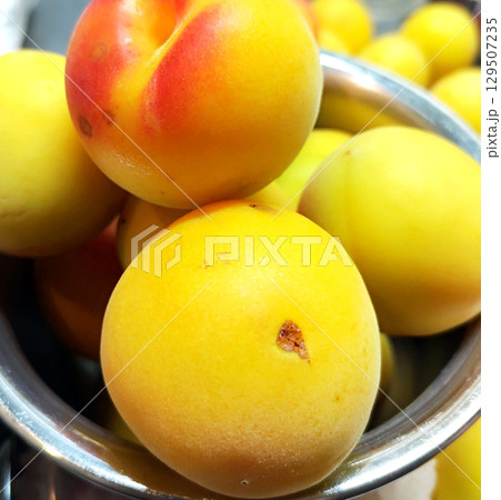 不完全さの中にある美しさ – 雹害の跡がある自然な完熟南高梅。 129507235