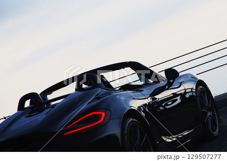 ツヤツヤの黒いオープンカー 129507277