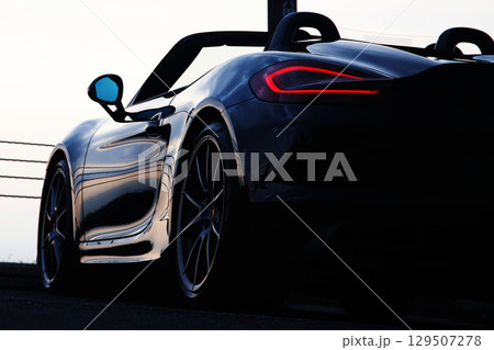 ツヤツヤの黒いオープンカー 129507278