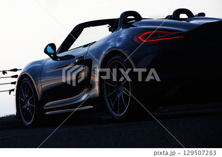 ツヤツヤの黒いオープンカー 129507283