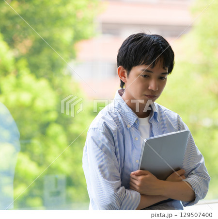 　思い悩む男子学生と女性の会話 129507400